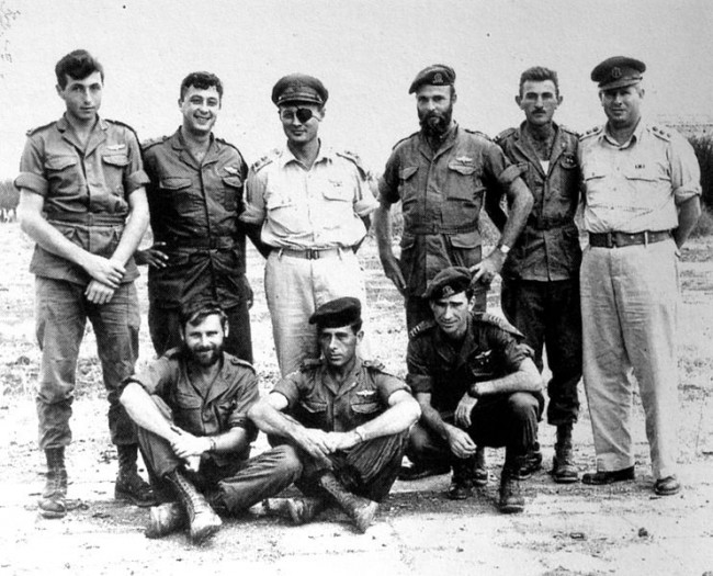Membres de l’Unité 101 à l’issue de son intégration dans le 890e bataillon de parachutistes. Sharon est le deuxième debout à gauche.