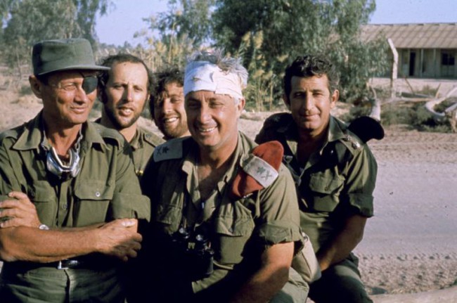 Le général Ariel Sharon pose à côté de Moshe Dayan, le ministre de la Défense israélien, lors de la guerre de Kippour en 1973