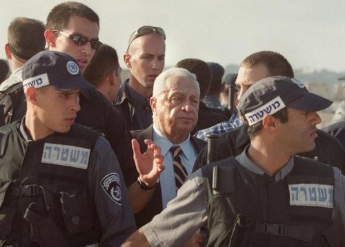 Le 28 septembre 2000, Ariel Sharon déambulant sur l’esplanade des Mosquées