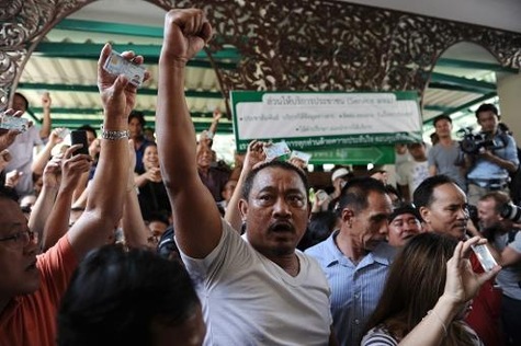 Des Thaïlandais empêchés de voter manifestent devant un bureau de vote bloqué par la police après la fermeture du scrutin, le 2 février 2014 à Bangkok