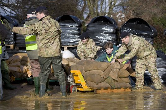 Des sacs de sable pour bloquer les inondations, à Egham, à l'ouest de Londres, le 15 février