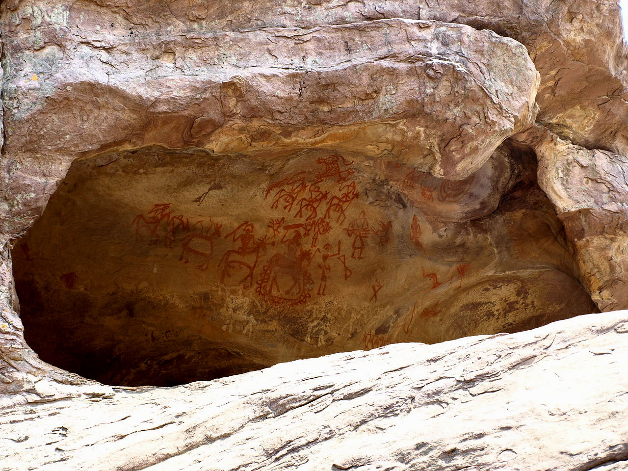 Une grotte de Bhimbetka, dans le Madhya Pradesh, en Inde, et comportant des peintures rupestres.