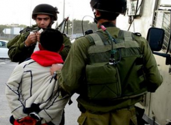 Les troupes israéliennes d’occupation dans une de leurs distractions favorites : le kidnapping de jeunes enfants palestiniens