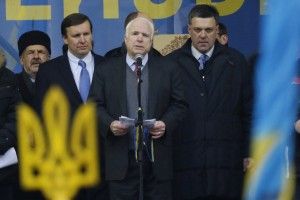 John McCain, sénateur républicain au centre avec le chef du parti néonazi Svoboda, Oleh Tiahnybok, à droite.