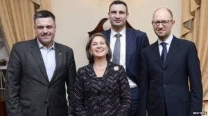 Victoria Nuland, secréatire d’État adjoint au centre avec le chef du parti néonazi Svoboda, Oleh Tiahnybok à gauche, Arseni Iatseniouk, premier ministre à droite , et le chef du parti Udar, Vitali Klitschko.