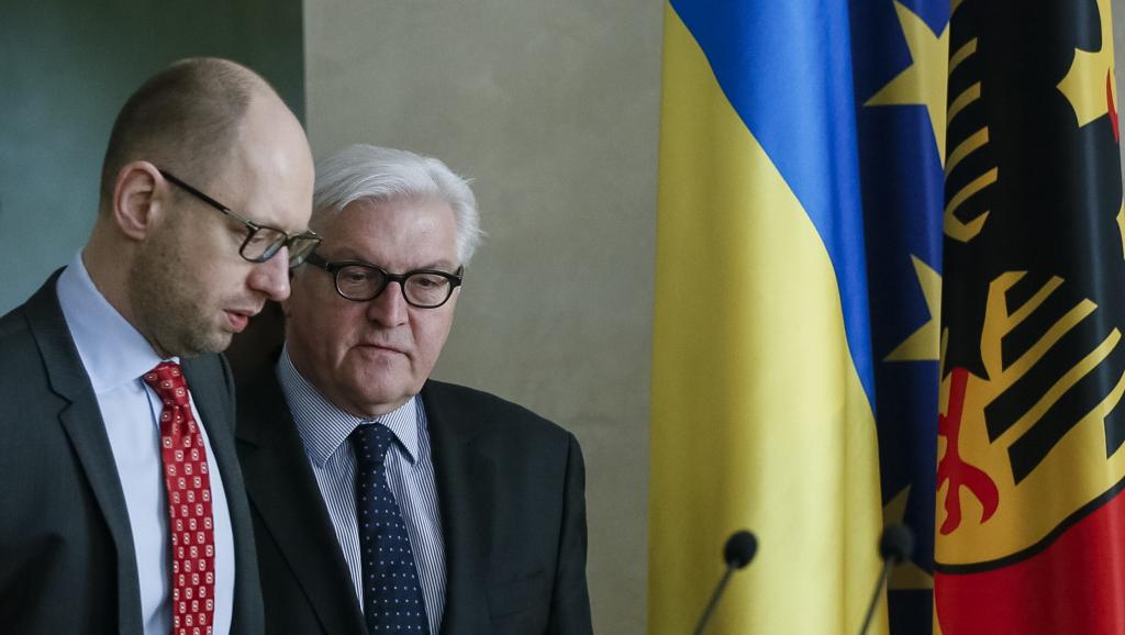 Le Premier ministre ukrainien - d'un gouvernement non-élu - Arseni Iatseniouk  en compagnie du chef de la diplomatie allemande Frank-Walter Steinmeier, le 22 mars 2014.