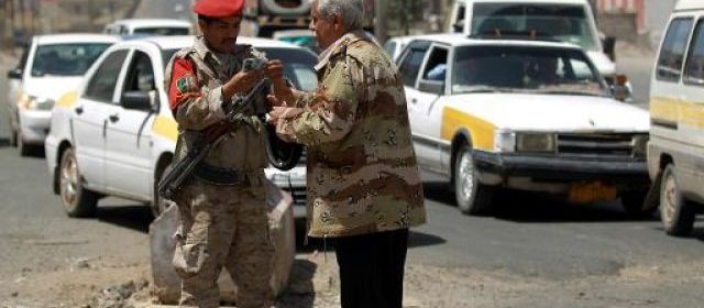  Un soldat yéménite vérifie l'identité d'un homme à un checkpoint à Sanaa le 15 avril 2014