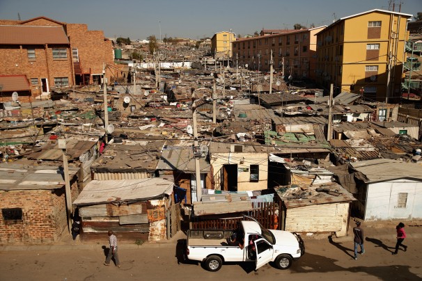 Le township sud-africain d'Alexandra, se situe à côté de la banlieue chic de Sandton. Un exemple du gouffre entre riches et pauvres dans l'Afrique du Sud après-apartheid.