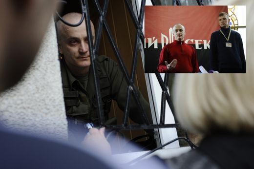 Ukraine: Révélations sur la tuerie de Krasnoarmeïsk Andreï Denisenko, l'un des chefs du groupe nationaliste Pravy Sektor, retranché dans la mairie de Krasnoarmeïsk, parlemente avec les civils qui veulent y entrer pour voter. © DR/PARIS MATCH Le 14 mai 201