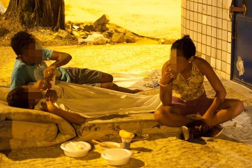 Sans abri : une fille prostituée partage un matelas dans la rue