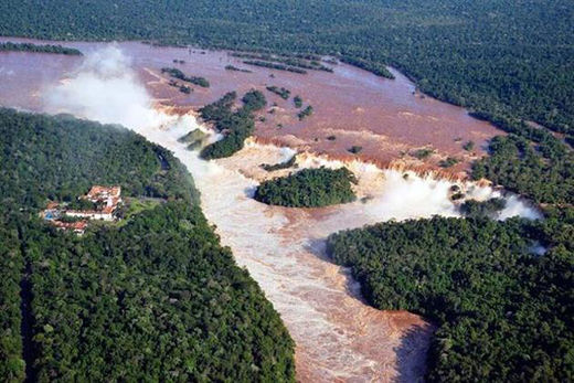 Iguazu Falls fort débit