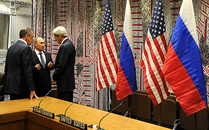 Sergueï Lavrov, Vladimir Poutine et John Kerry, en train de discuter à l’issue de la rencontre Poutine-Obama_28.09.2015