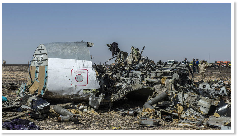Les débris au sol de l'avion de ligne russe A321 un jour après que l'avion se soit écrasé à Wadi al-Zolomat, une région montagneuse de la péninsule du Sinaï en Égypte, le 1er novembre 2015.