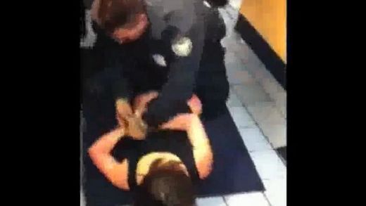 policier frappe femme