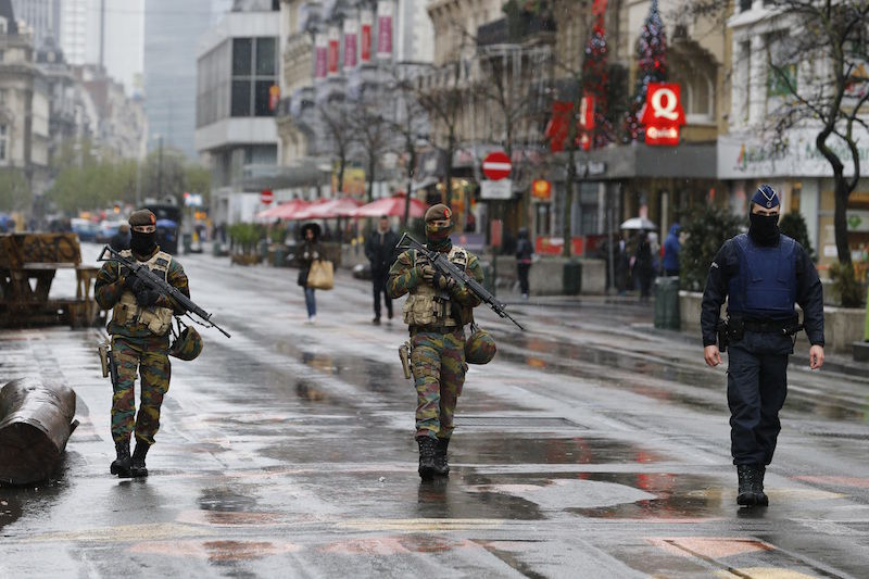 Des soldats belges et la police patrouillent les rues de Bruxelles, en protection contre un acte de terrorisme imminent.