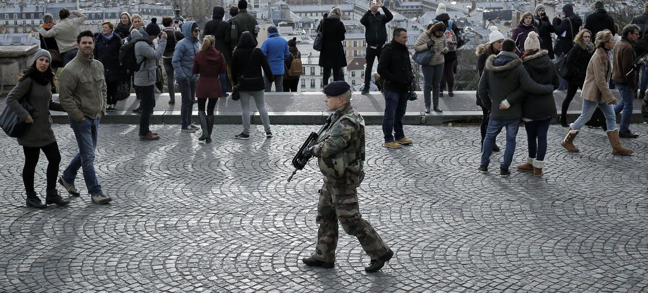 Des soldats patrouillent dans les rues de Paris
