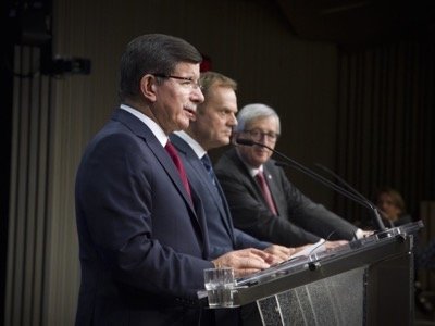Ahmet Davutoğlu, Donald Tusk et Jean-Claude Juncker
