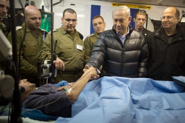 Le premier ministre israélien Nétanyahou serre la main d’un terroriste d’Al-Qaïda