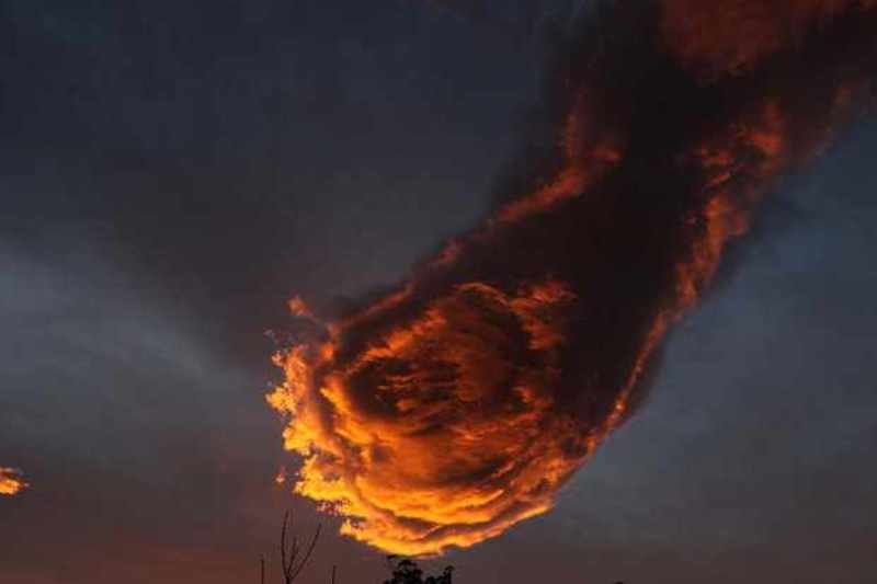 'Hand of God' lenticular 'fireball' cloud
