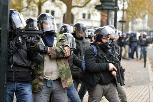 policiers armés de Flash-Ball