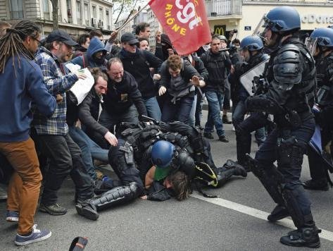 Cliquer pour agrandir Interpellation musclée de la police à Lyon