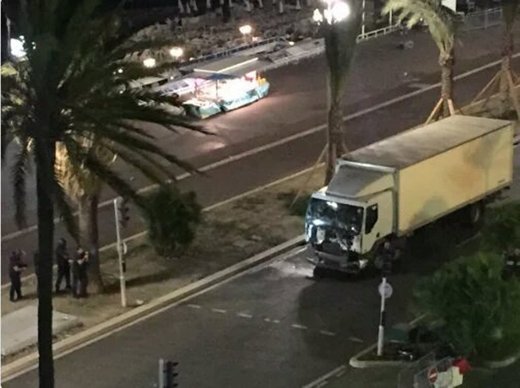 Tragédie à Nice : un camion fonce sur la foule, au moins 70 morts