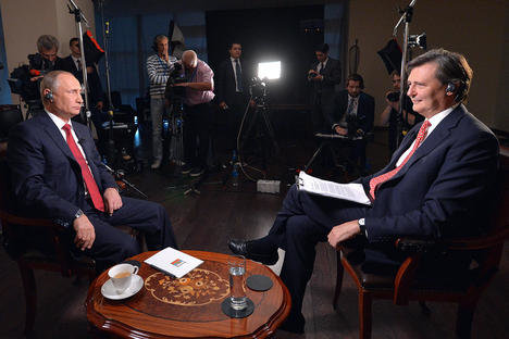 Cliquer pour agrandir Vladimir Poutine (à gauche) interviewé par le rédacteur en chef de l'agence Bloomberg