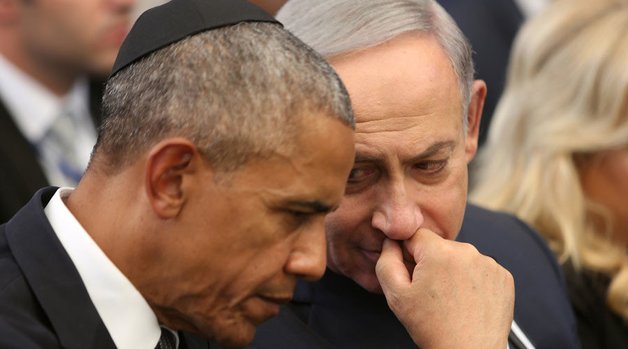 Israeli Prime Minister Benjamin Netanyahu (R) talks with U.S. President Barack Obama