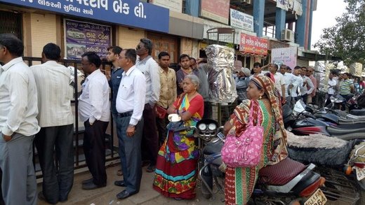 Des Indiens faisant la queue devant une banque