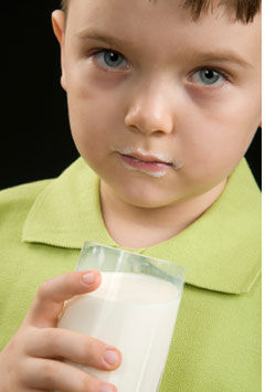 enfant buvant du lait