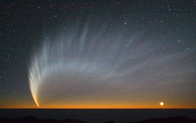 Comète McNaught au-dessus de l'océan Pacifique en 2007