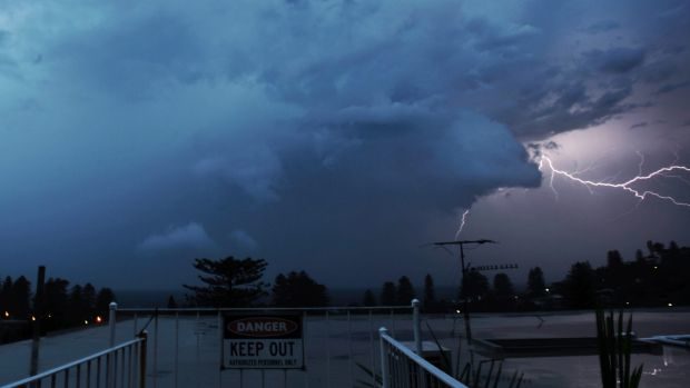 Nearly 5,000 lightning strikes in 3 hours left thousands without power in Sydney