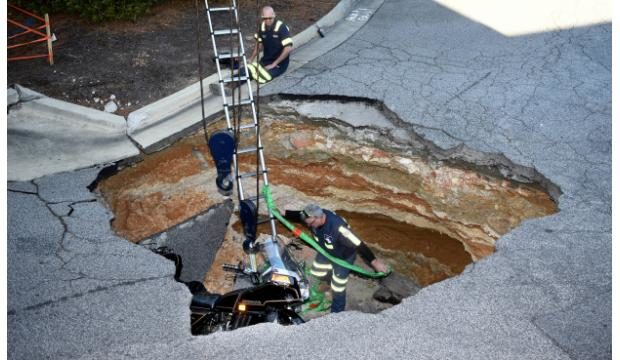 Cliquer pour agrandir Man, motorcycle fall into Augusta Exchange shopping center sinkhole