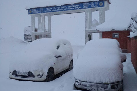 Snowfall shuts Srinagar-Leh highway