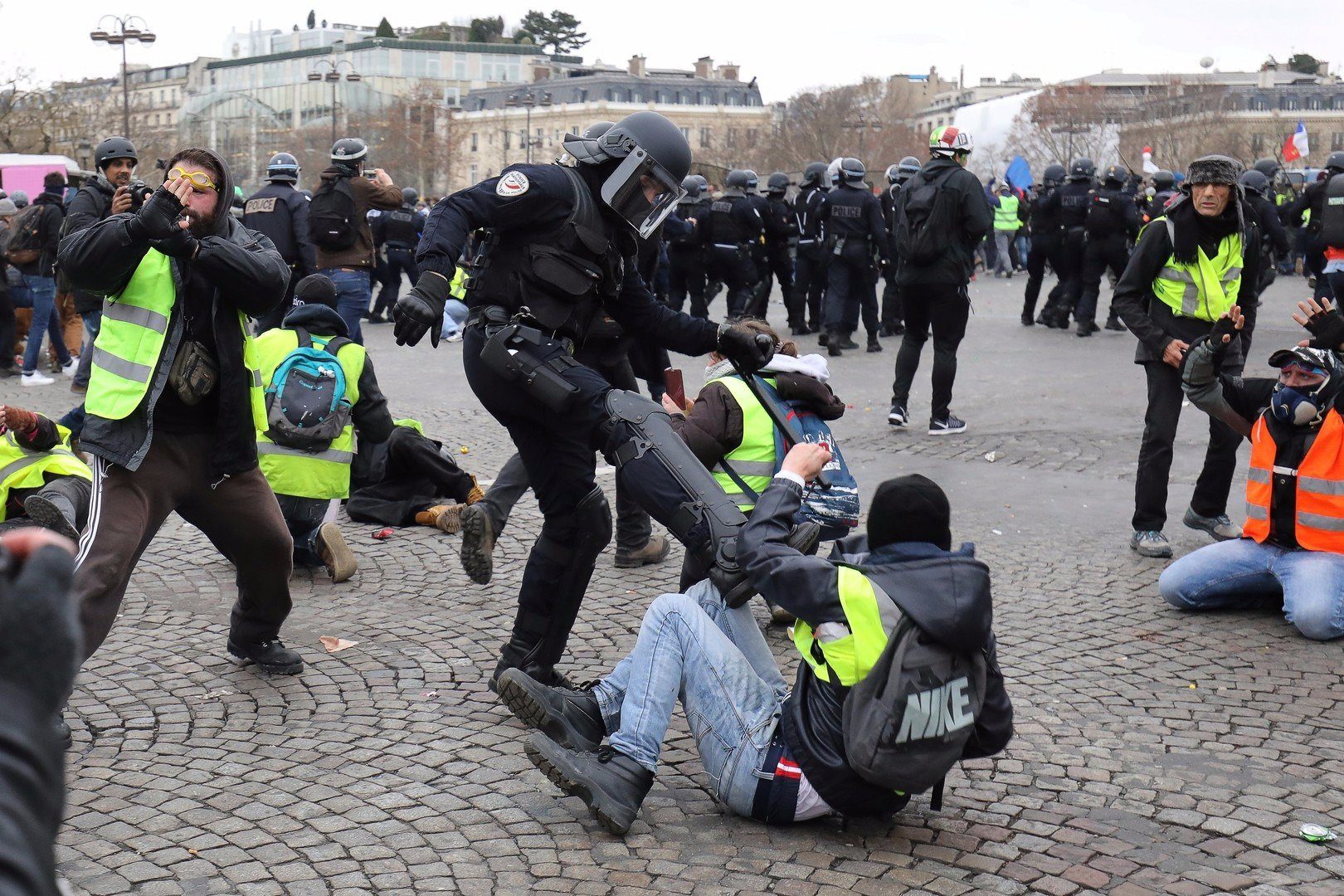 Tour Dhorizon De Quelques Caresses Données Par Les Crs Aux