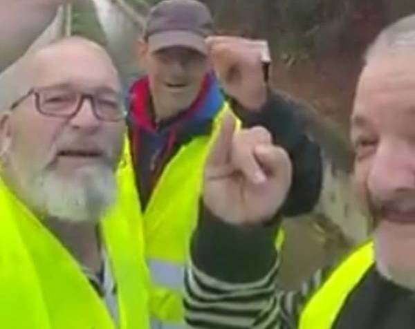Gilets jaunes, bisous Manu
