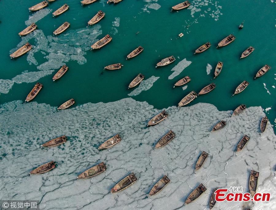 bateaux, échoués ,mer gelée, Dalian, Liaoning, Chine