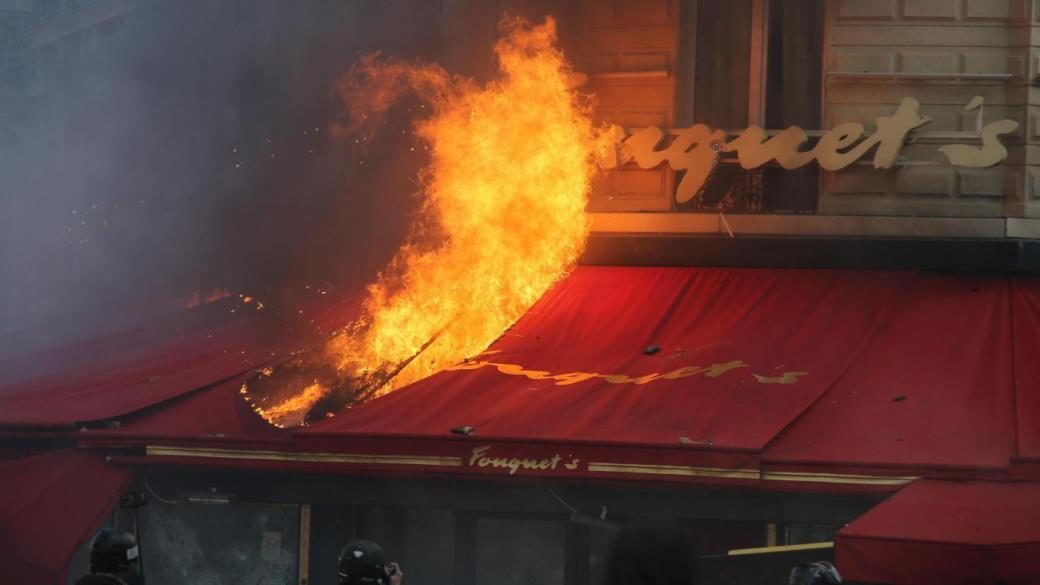 Le restaurant Fouquet's brûle, gilets jaunes, Paris
