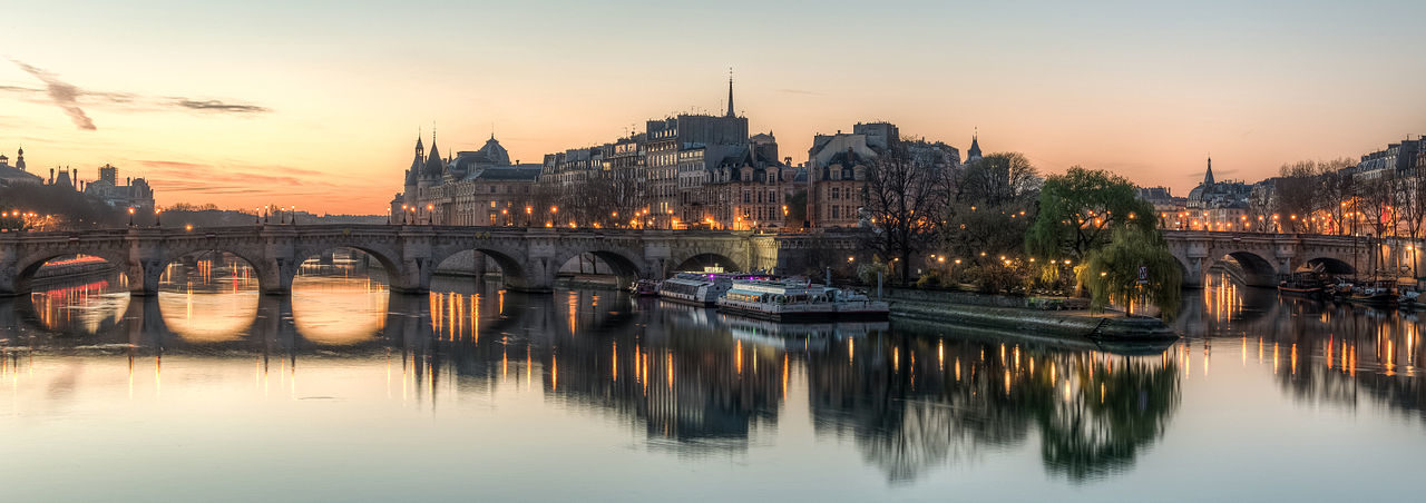 L'île de la Cité, vue du Pont des Arts, peu avant le lever du soleil, Paris, France.