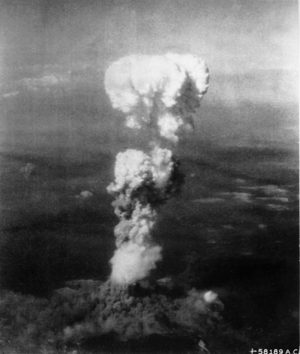 Le champignon atomique au-dessus d'Hiroshima