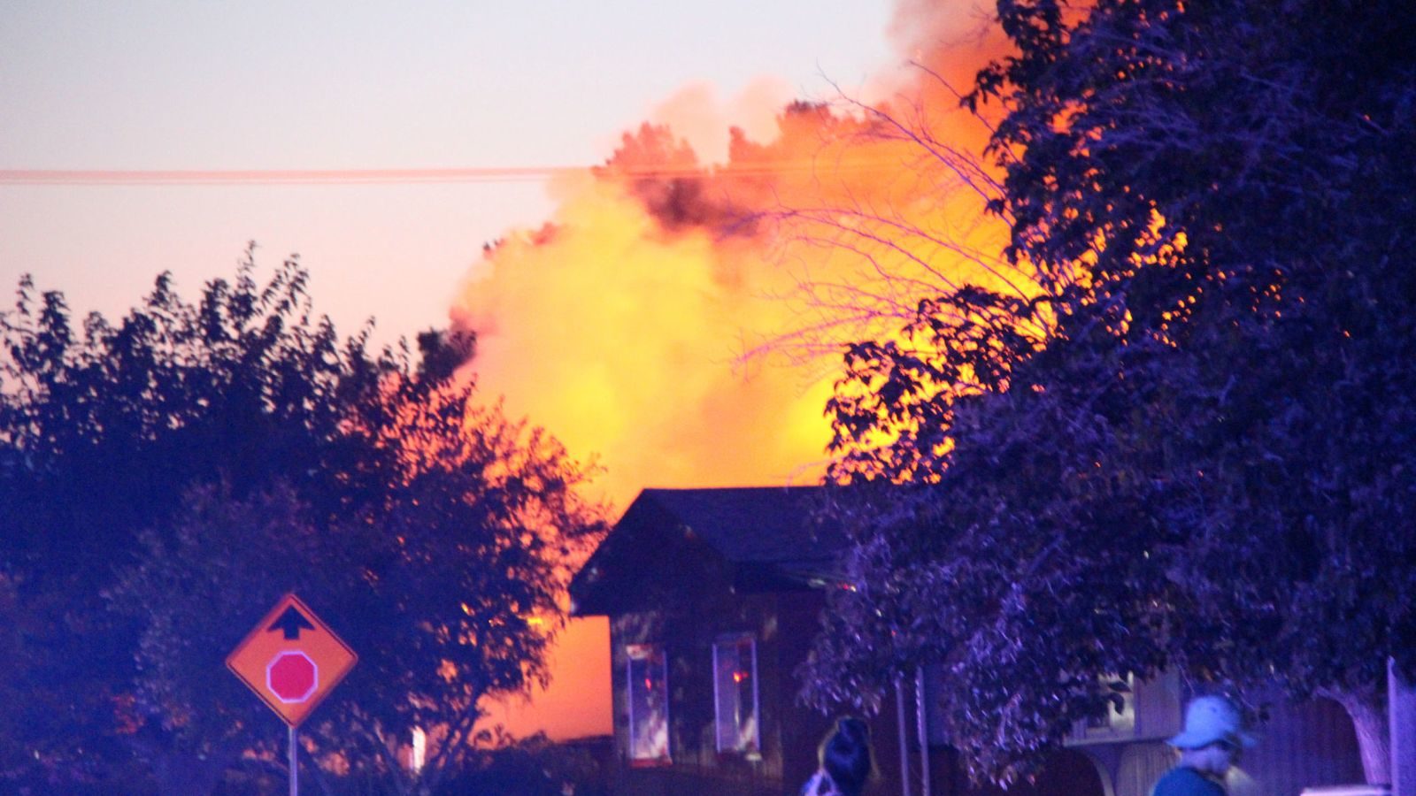 Une maison brûle à Ridgecrest, près de l'épicentre du séisme
