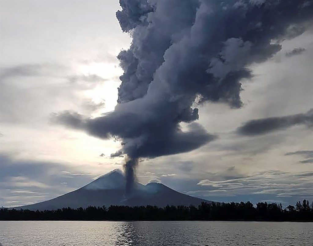 Nuage de cendres provenant du volcan Ulawun en Papouasie-Nouvelle-Guinée.