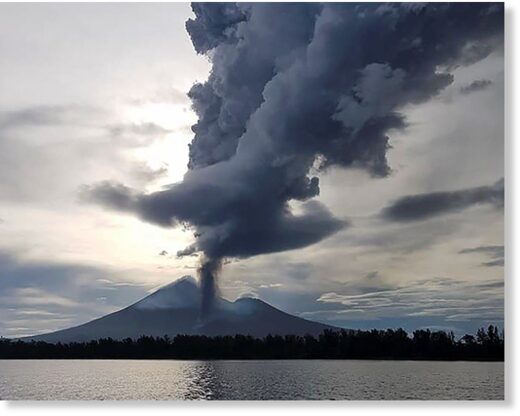 Nuage de cendres provenant du volcan Ulawun en Papouasie-Nouvelle-Guinée.