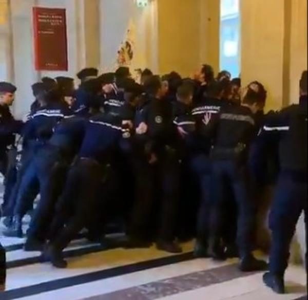 gendarmes repoussent avocats