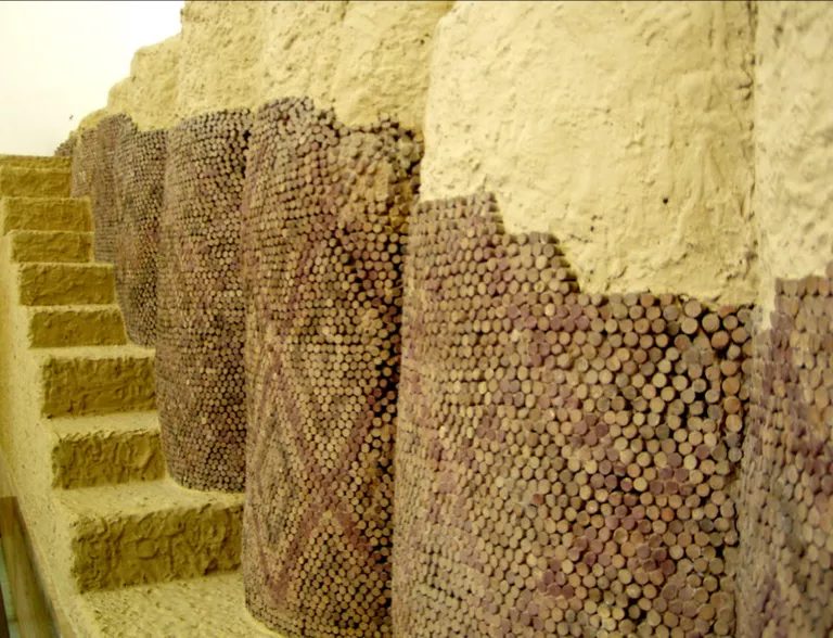 Mosaïques de cônes recouvrant un mur à Uruk, en Irak