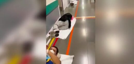 Cliquer pour agrandir Hôpital Madrid personnes allongées sur le sol