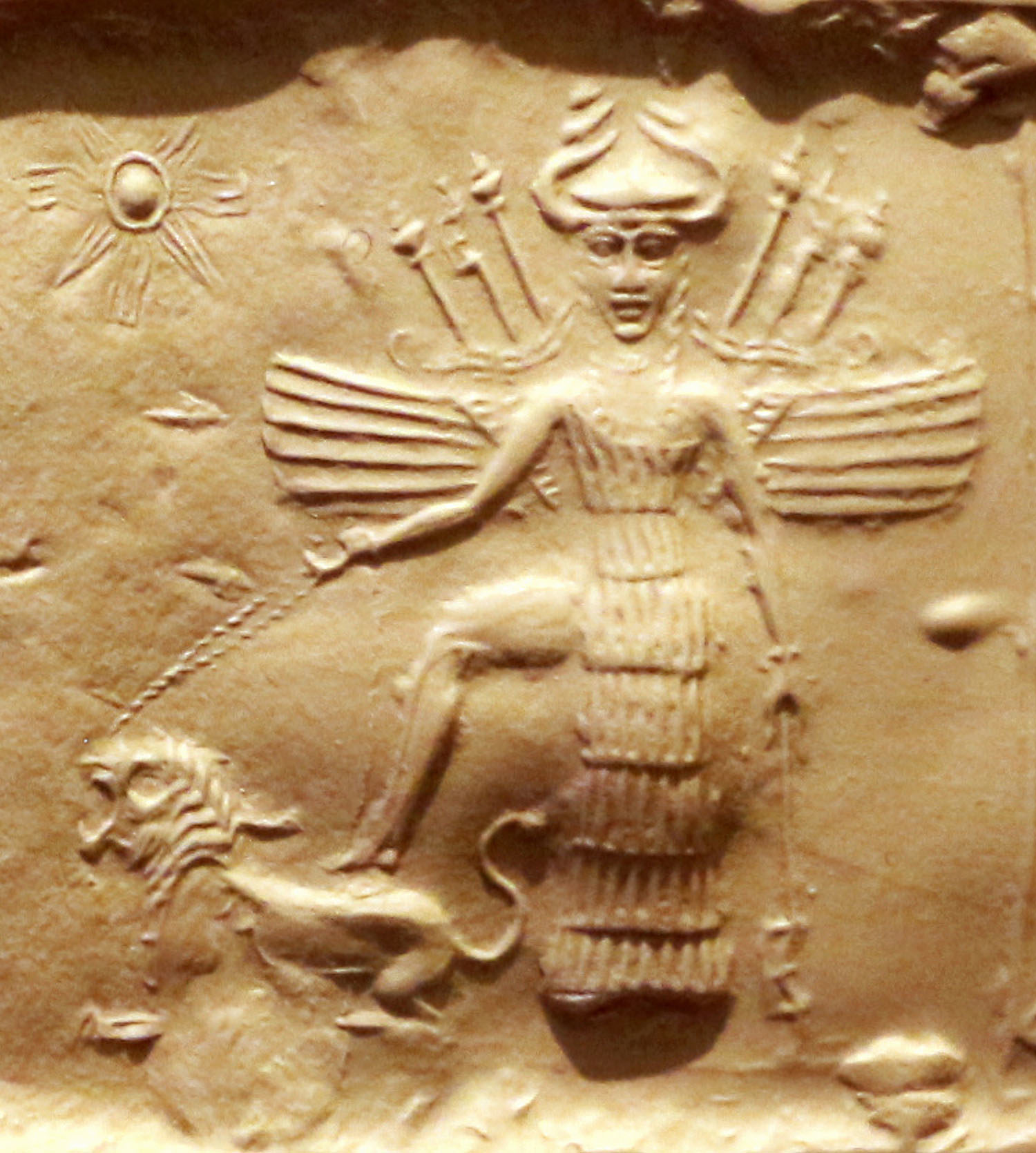 Innana sur un sceau akkadien. Elle est équipée de 7 lances, d'un casque à cornes et d'une robe constituée de 7 segments.