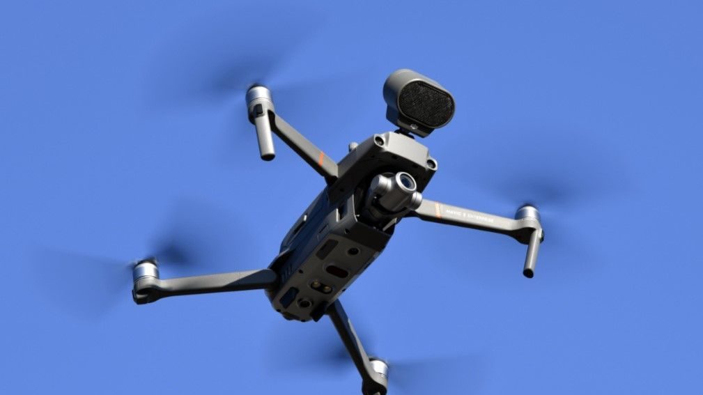 Un drone équipé d’un haut-parleur, similaire aux engins utilisés par la préfecture de police de Paris dans le cadre du confinement