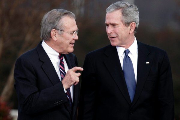 Donald Rumsfeld et de George W. Bush