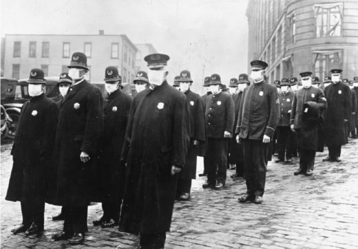 Des policiers portant des masques fournis par la Croix-Rouge américaine à Seattle en 1918